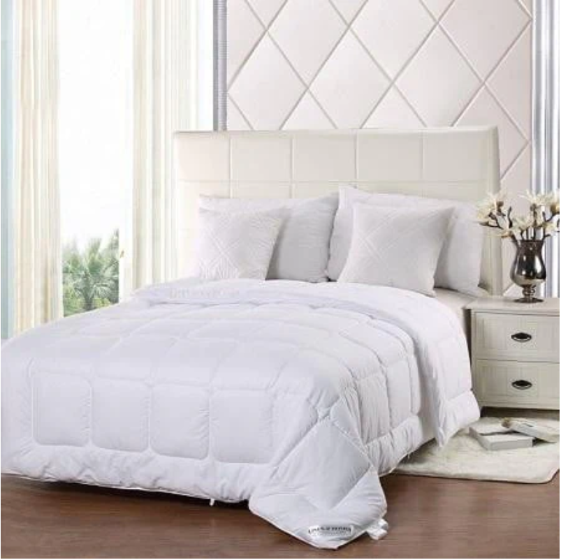 Linen & Homes CloudLight Comforter
